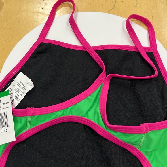 TYR FEMALE PERFORMANCE ONE PIECE SUIT SIZE 36 PINK/GREEN BRAND NEW - Picture 2 of 6